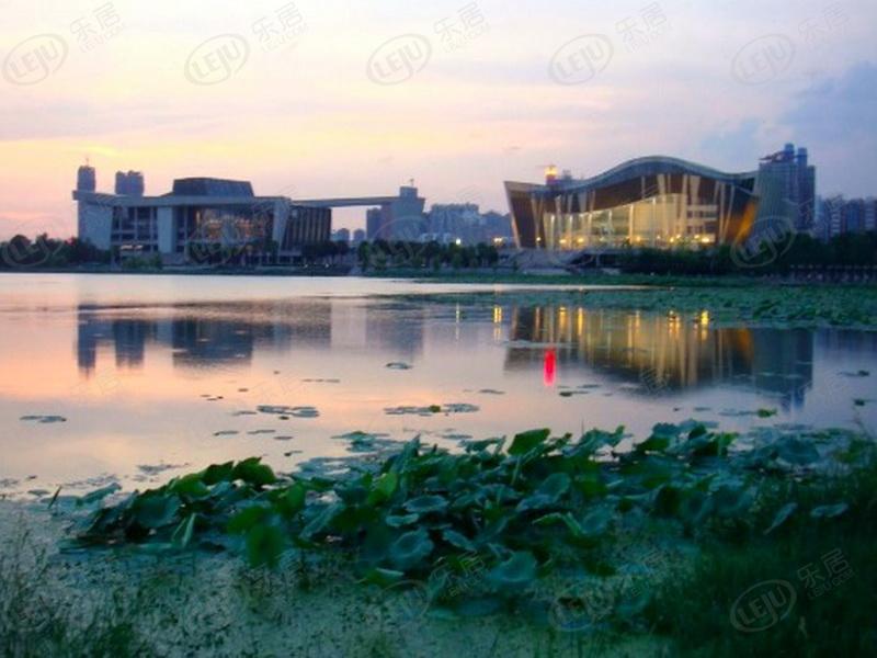 汉阳武汉国际文化商业中心·恒韵府，位于汉阳区汉阳大道与江城大道交汇处（四号线五里墩站D出口）临近4号线沿线，总价20500起。