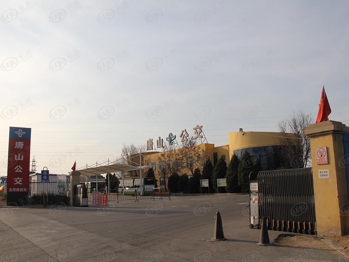 路北万科未来城，位于河北省唐山市高新技术开发区北郊枢纽站北行约600米，价格9000/平米。