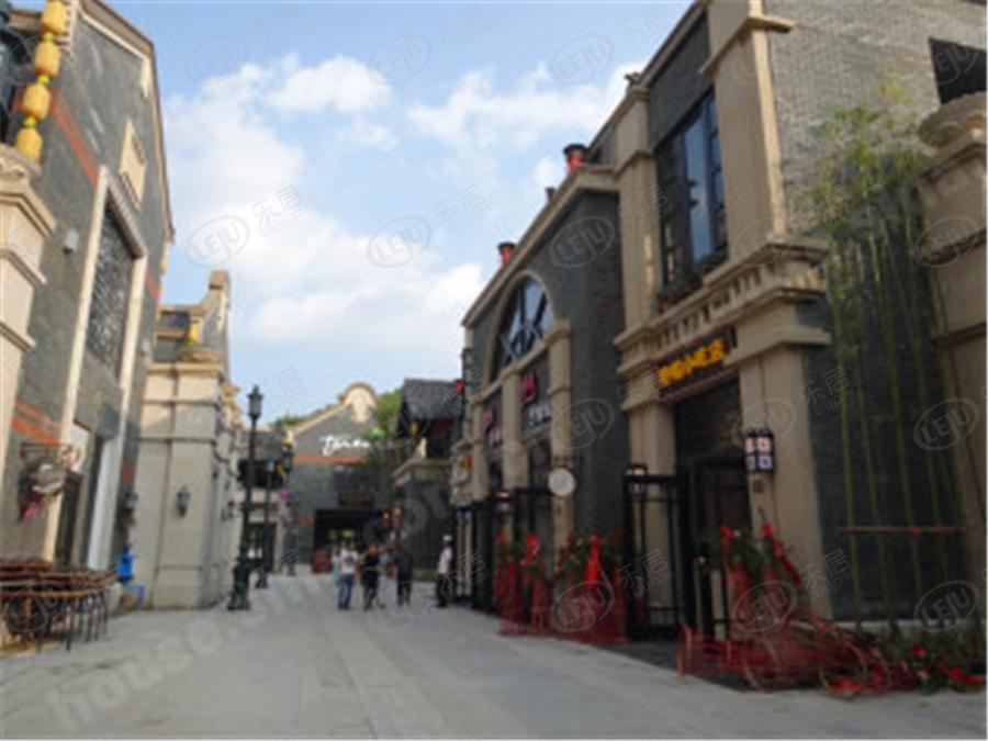 清镇市时光贵州，坐落于金清快速通道与百花大道交汇处，约30000/平米。