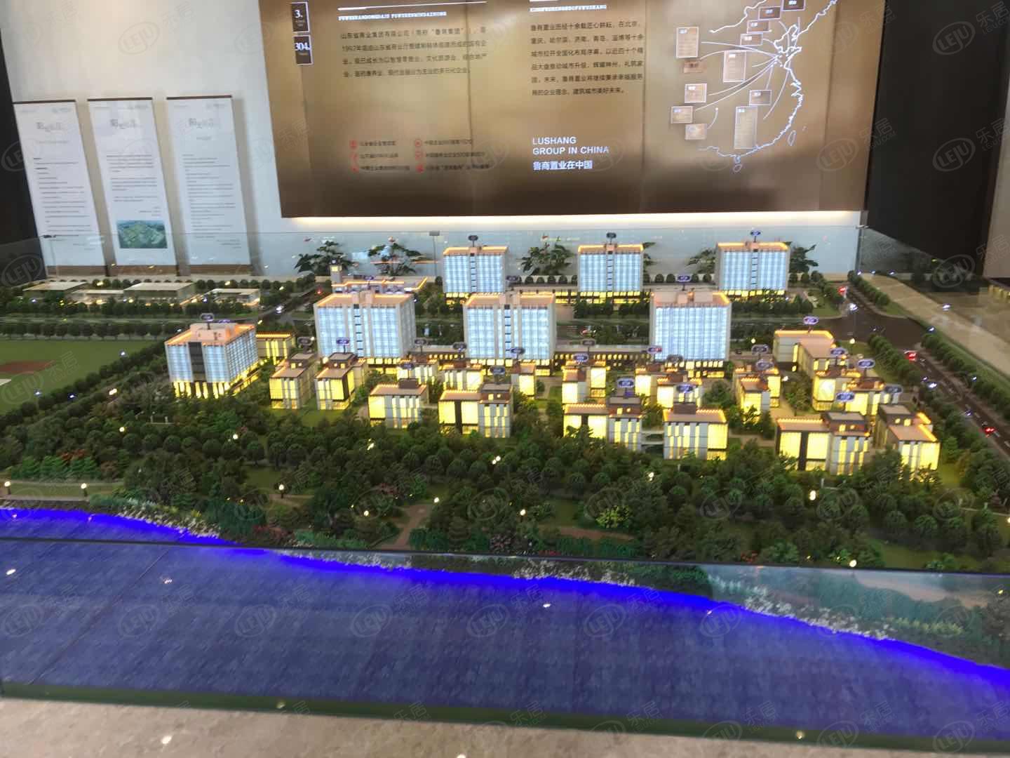 周村鲁商中心，位置在淄博经开区人民路与学院东路交汇处隶属于经济开发区，预计价格为11000。