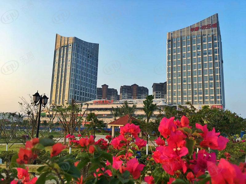 万宁华亚·万宁花园，位置在中国·海南·万宁高铁站对面隶属于万宁，价格大概在17000左右。