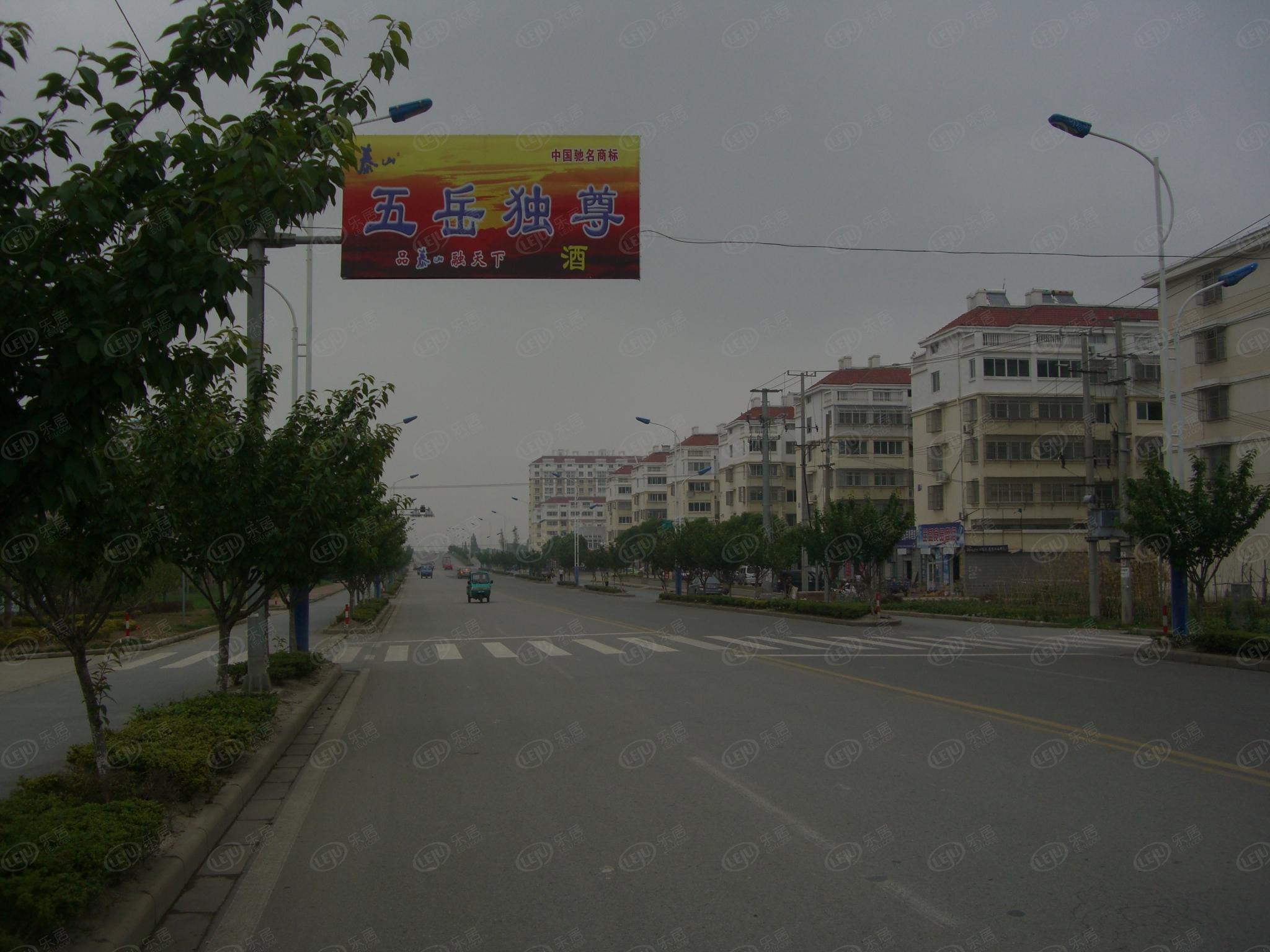 海门区北上海广场，坐落于海门市北上海国际装饰城东侧。