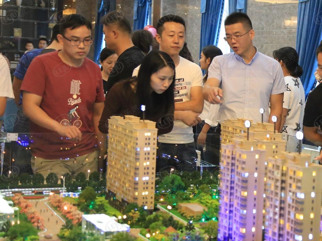 广陵宏云东悦府，坐落于扬州市广陵区开发东路与秦邮路交汇处属于东区，预估价格为13380。
