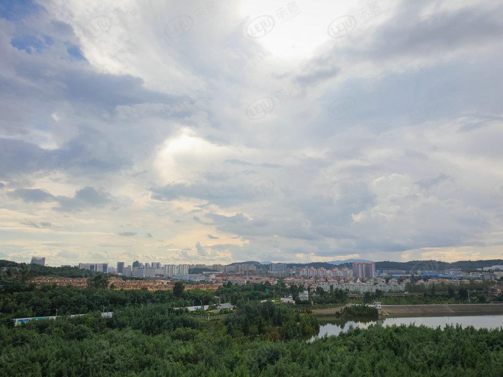 呈贡鸿基云玺台，位置在云南省昆明市经开区辰逸路果林湖旁。