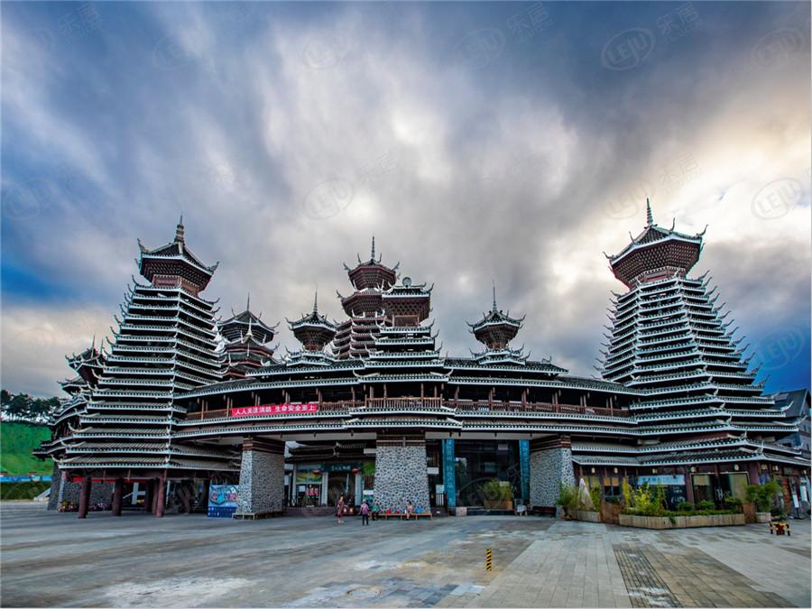 花溪多彩贵州城，位置在贵阳市双龙航空港经济区龙洞堡属于双龙港，预估价格为9800。