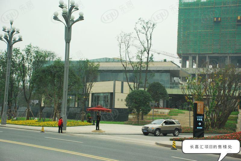 南岸长嘉汇，位于重庆市南岸区长嘉汇大景区临近轻轨3号线,轻轨环线,10号线沿线属于弹子石板块，均价约22000/平米。