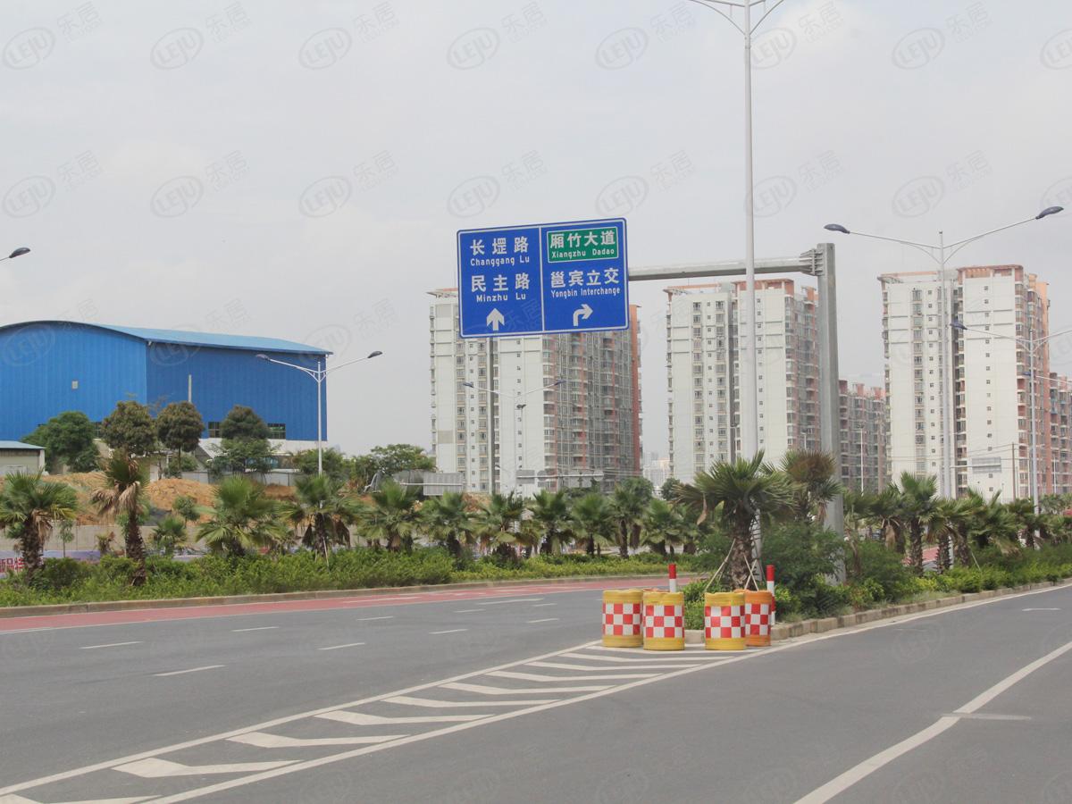 青秀万科城云望，坐落于长虹路7号属于凤岭北，价格在15000/平米左右。