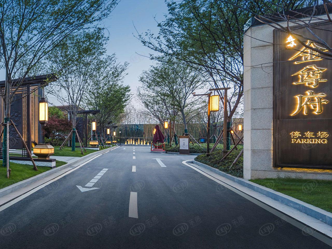 句容泰禾金尊府，位置在江苏省南京市仙林东路与和平路交汇处向南300米，价格11500/平米约。