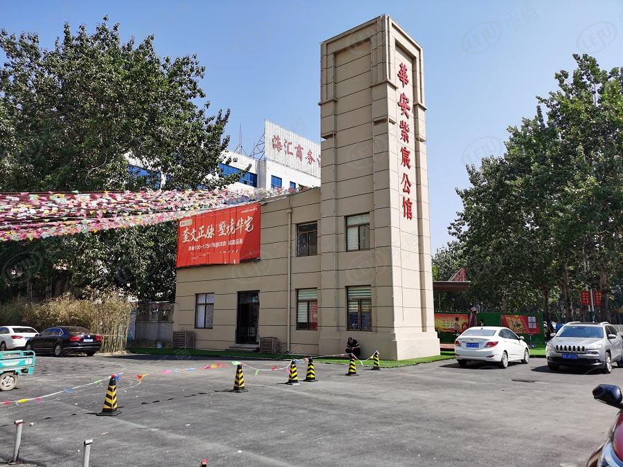 奎文华安紫宸公馆，位置在通亭街文化路交汇处向北200米路西，均价7600/平米。