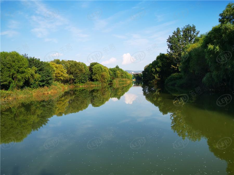 灞桥中铁琉森水岸，坐落于西安世博园向南约1公里（灞桥生态湿地公园内）靠近地铁3号线周边。