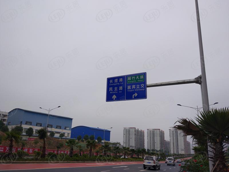 青秀万科城云望，地处长虹路7号属于凤岭北，价格大概在15000左右。