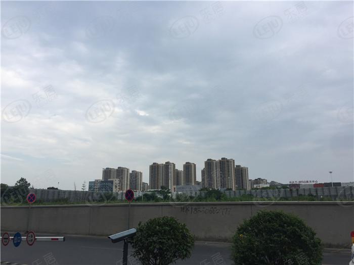 广陵宏云东悦府，位置在扬州市广陵区开发东路与秦邮路交汇处属于东区，价格13380/平米。