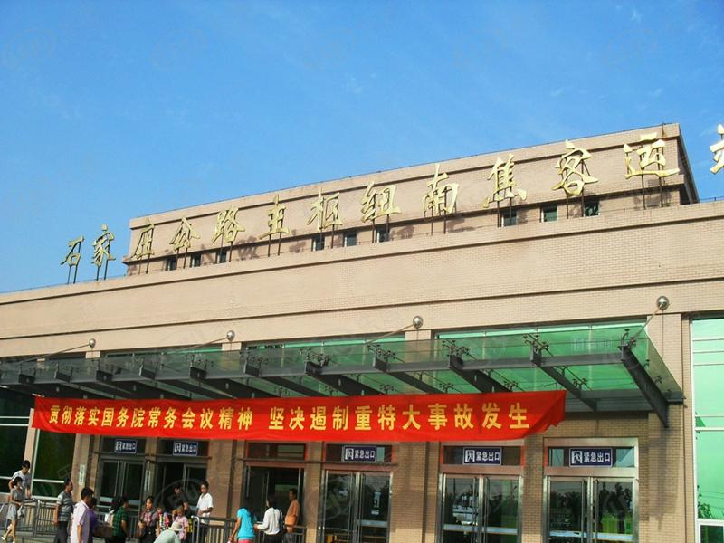 裕华睿鼎国际中心，坐落于裕华区裕翔街和仓丰路交口西南角属于东南商圈，均价约5700/平米。