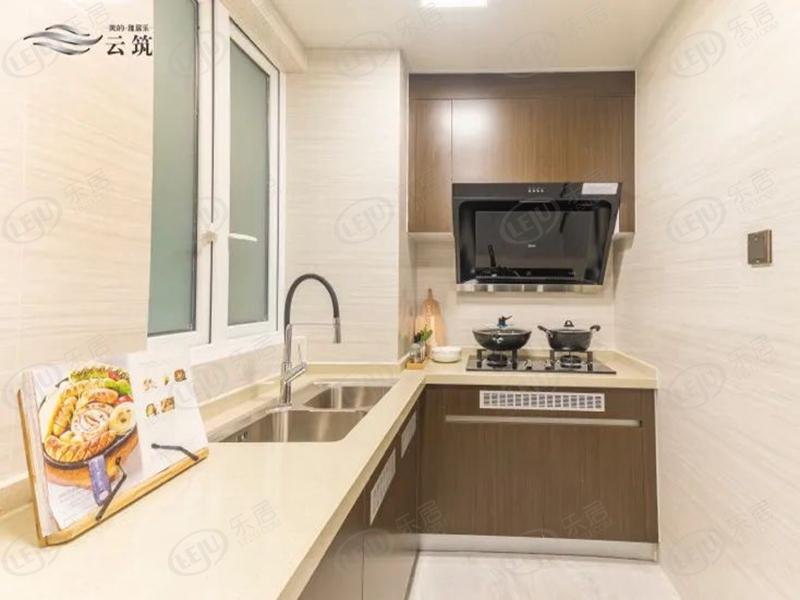 江夏美的·云筑，位置在武汉东湖高新技术区光谷二路西临近2号线沿线，均价约16000/平米。