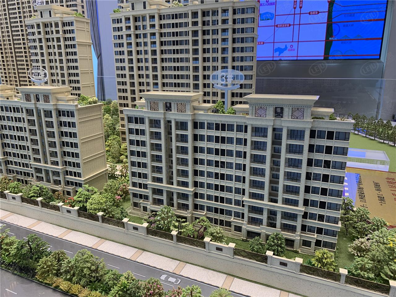 新建海玥珑府，地处文峰路369号属于新建区中心商圈，价格在11000/平米左右。