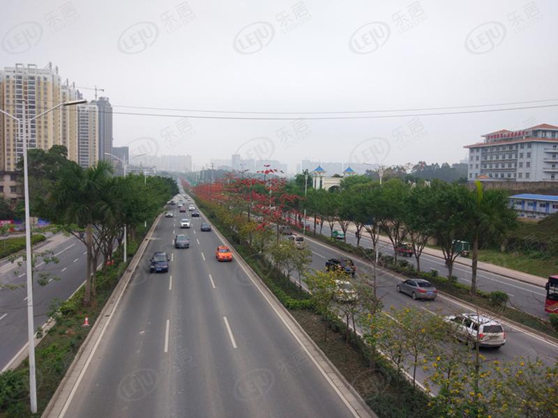 青秀万科城云望，位置在长虹路7号属于凤岭北，15000/平米。