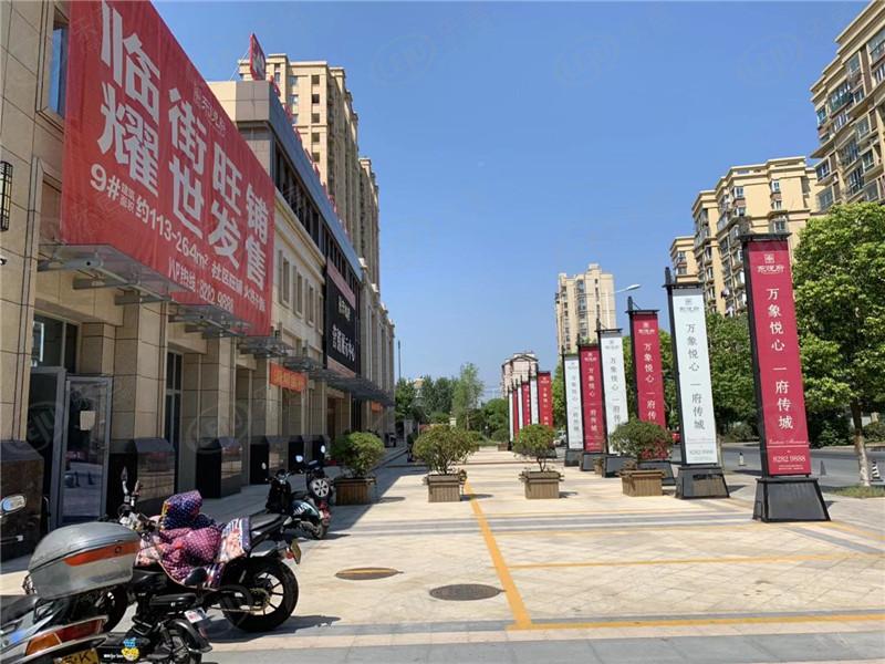 广陵宏云东悦府，坐落于扬州市广陵区开发东路与秦邮路交汇处属于东区，价格约13380/平米。