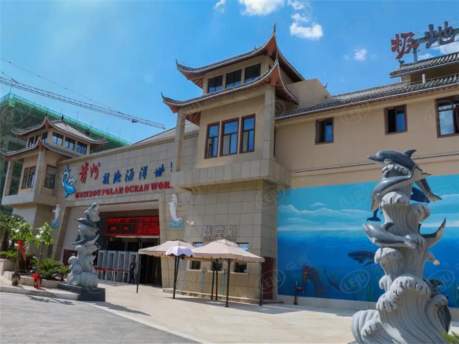 花溪多彩贵州城，位于贵阳市双龙航空港经济区龙洞堡属于双龙港，预计价格在9800/平米左右。