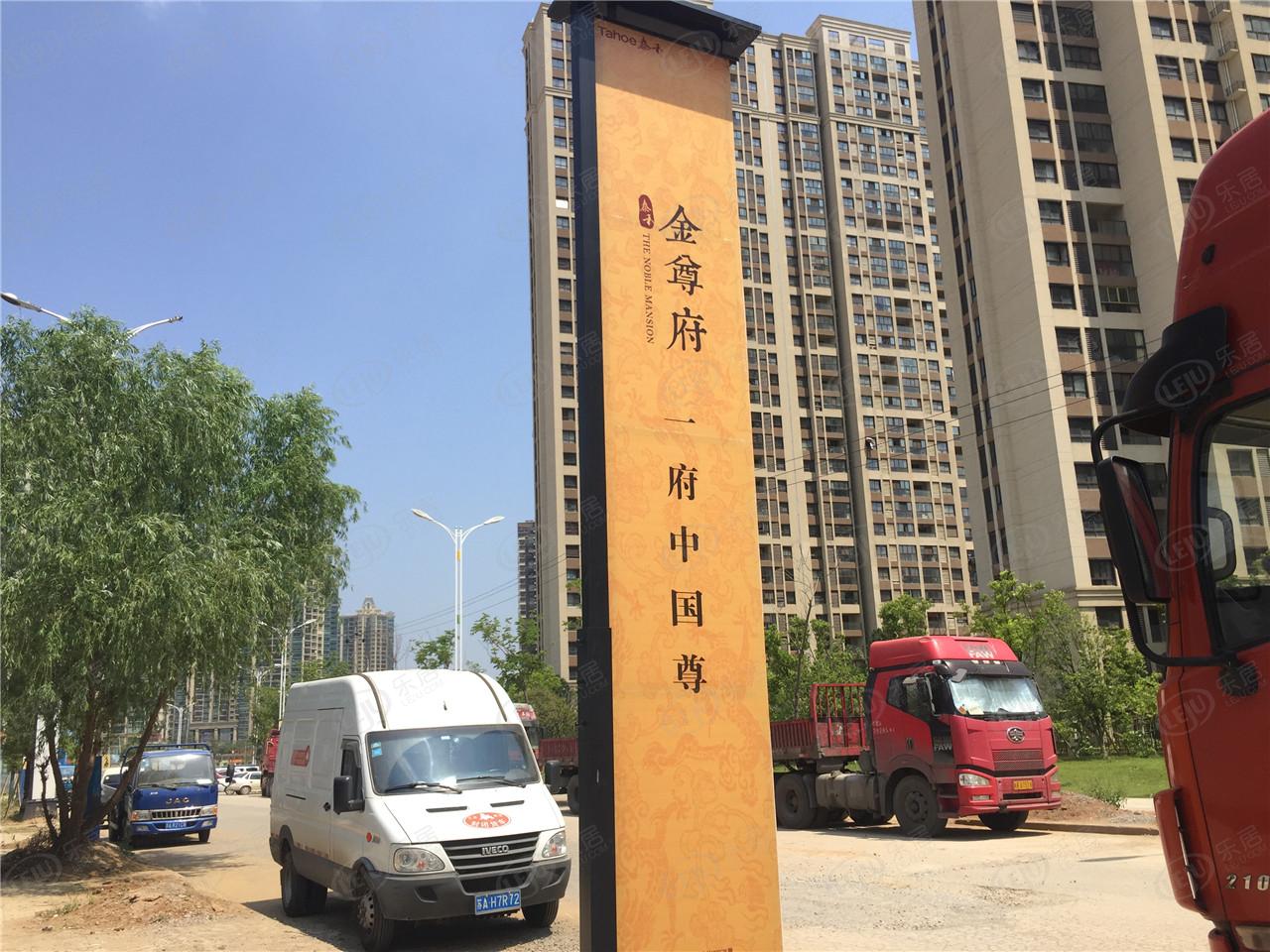 句容泰禾金尊府，坐落于江苏省南京市仙林东路与和平路交汇处向南300米，价格大概在11500左右。
