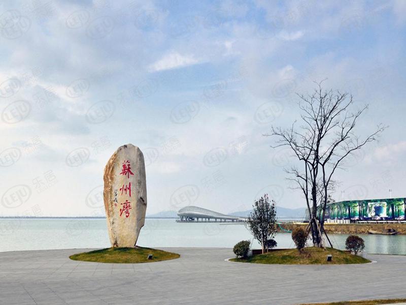 吴江湖湾天地，位于吴江经济开发区湖滨北路与古塘路交汇处（地铁4号线花港站南侧）临近轻轨4号线沿线隶属于吴江太湖新城版块，约21633/平米约。