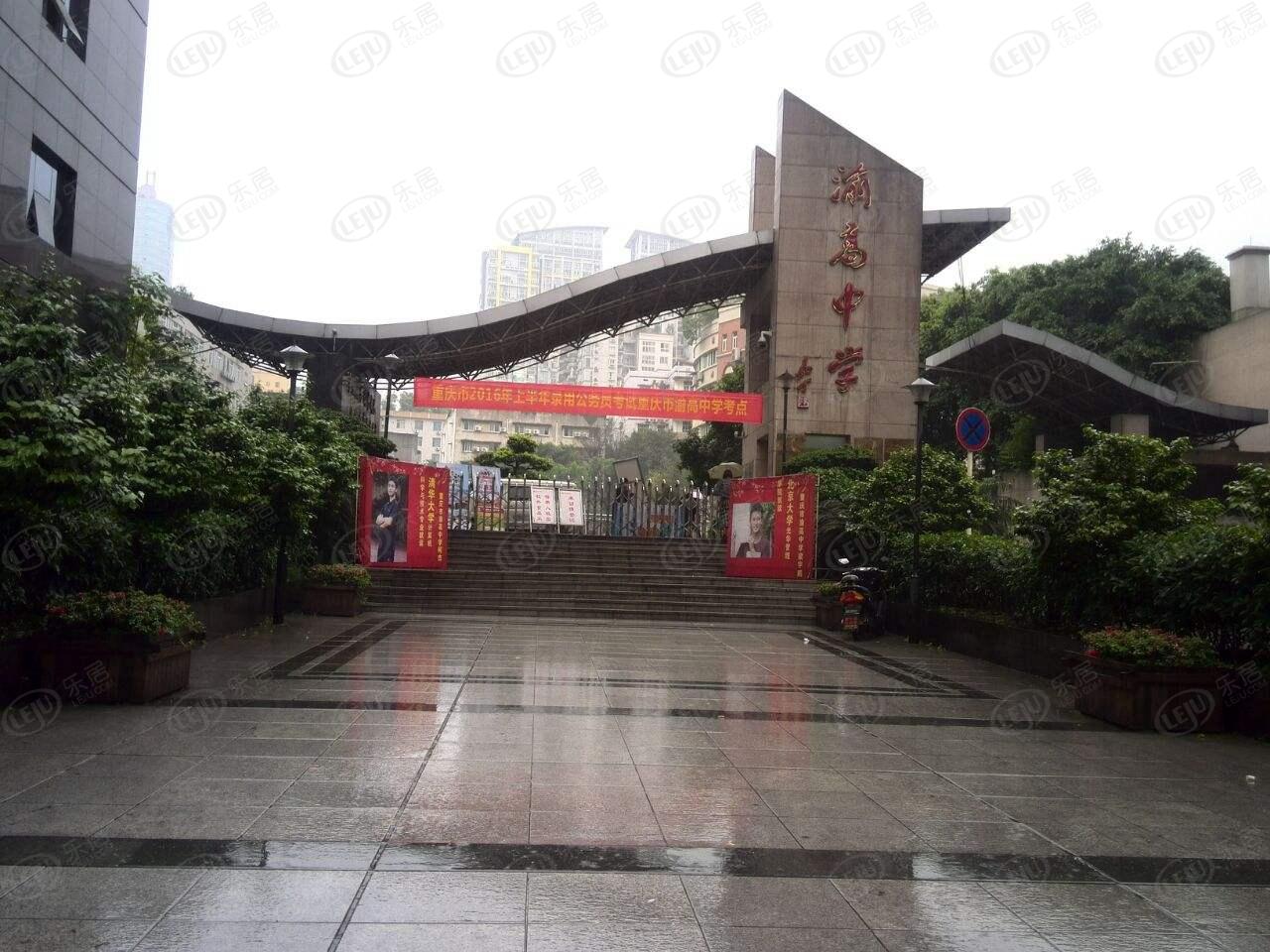 九龙坡印江州，坐落于石杨路毗邻地铁轻轨5号线,轻轨环线,1号线周边属于杨家坪板块。