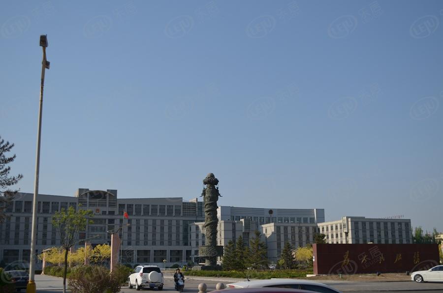新城松江左右城，坐落于成吉思汗大街北二环辅路左右城属于滨海商圈，预估价格为11500/平米左右。