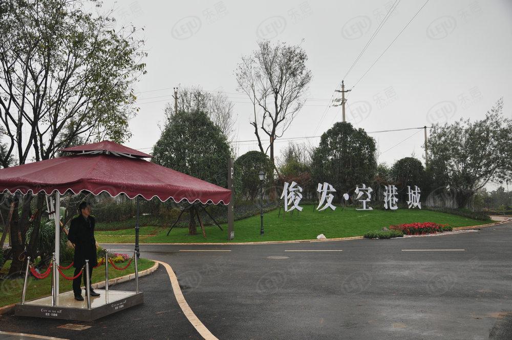 嵩明县俊发空港城，坐落于空港大道与官军路交叉口，价格为7000/平米左右。