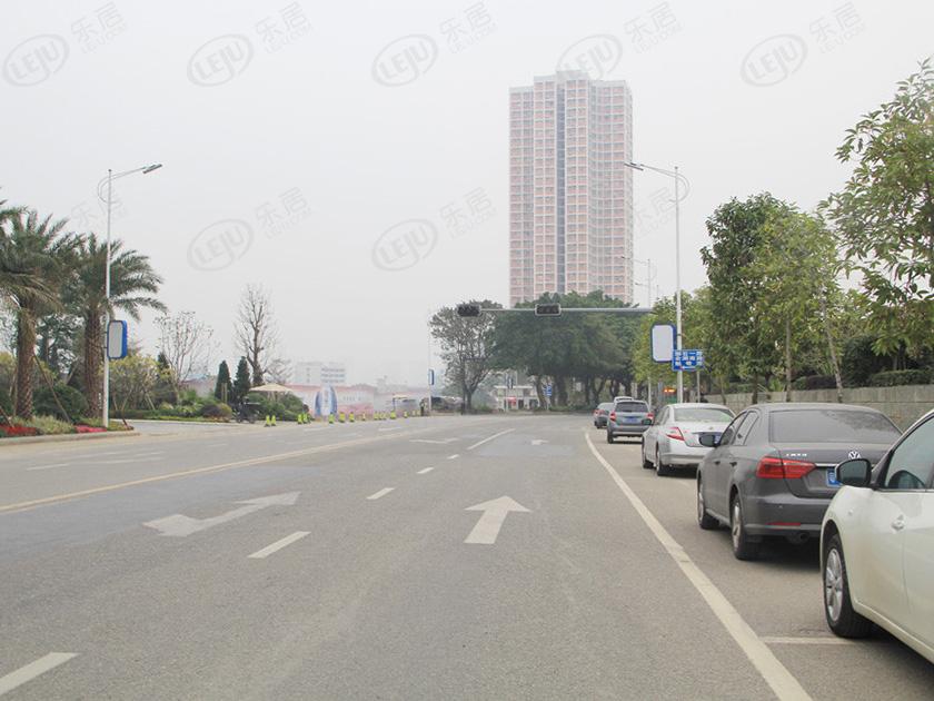 禅城合景新鸿基·泷景，位于广东省佛山市禅城区前进路19号毗邻广佛地铁1号线沿线隶属于城南板块，价格大概在20000左右。