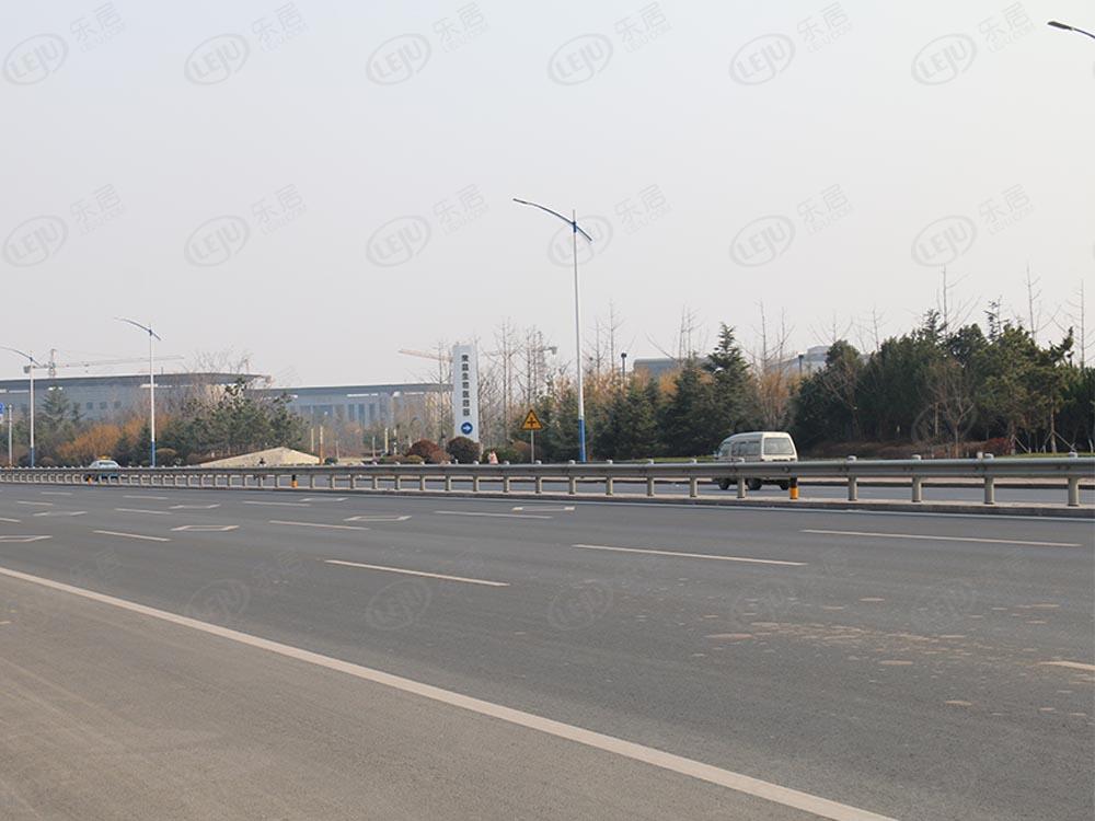 福山佰和锦园，坐落于开发区出口加工区南，北京中路西侧（北京中路与苏州大街交汇处）属于西部副中心，价格10100/平米约。